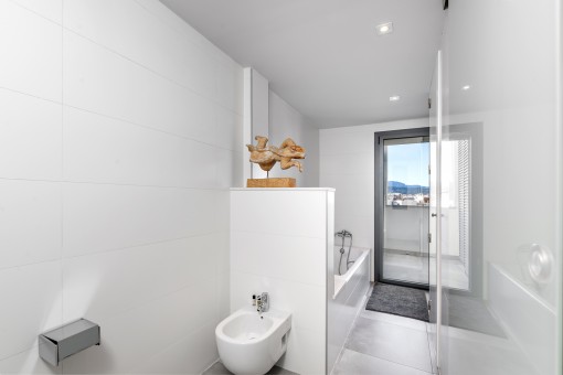 Modernes en Suite Badezimmer mit Terrassenzugang