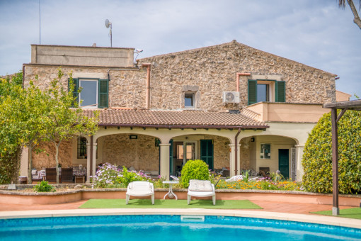 Traditionelle Natursteinfinca bei Santa Margalida mit liebevoll angelegtem Garten und Pool