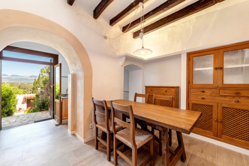 Dorfhaus mit Blick in die Tramuntana in Sencelles