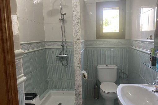 Badezimmer mit Dusche