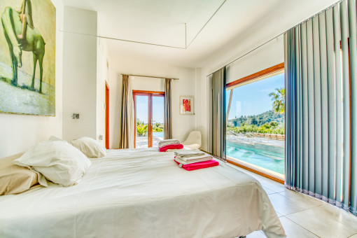 Schlafzimmer mit Zugang zur Poolterrasse