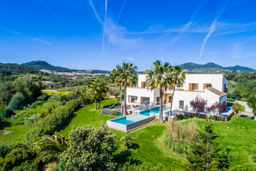 Außenansicht der Finca mit Pool