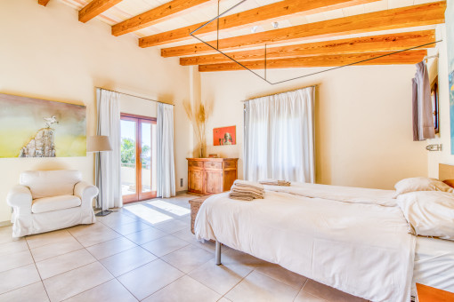 Schlafzimmer mit Zugang zur oberen Terrasse