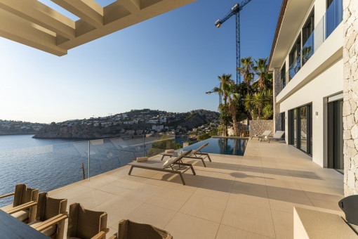 Poolterrasse und Meerblick