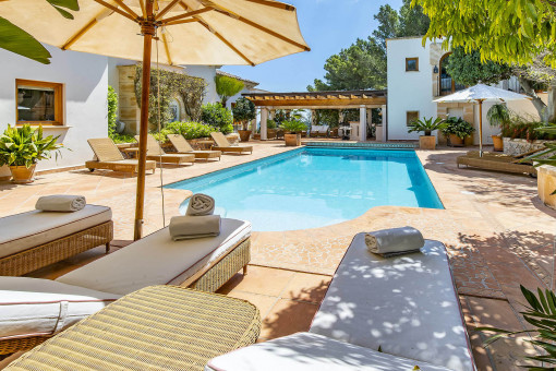 Sonnenliegen am Pool