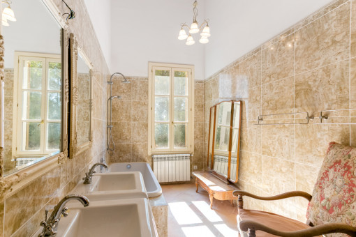 Sonniges Badezimmer mit Wanne