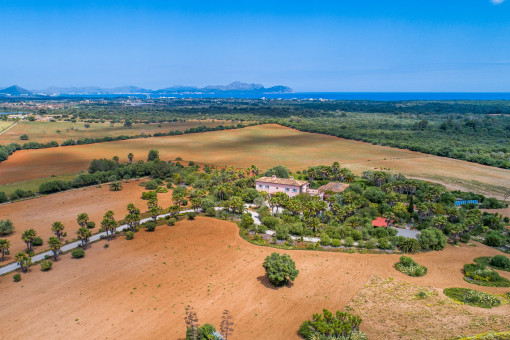 Finca aus der Vogelperspektive mit Panoramablick