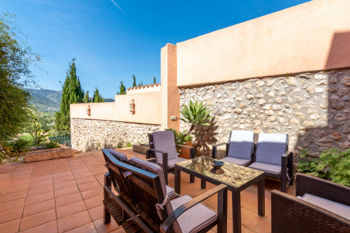 Dorfhaus mit Patio, kleinem Garten und Terrasse in Moscari