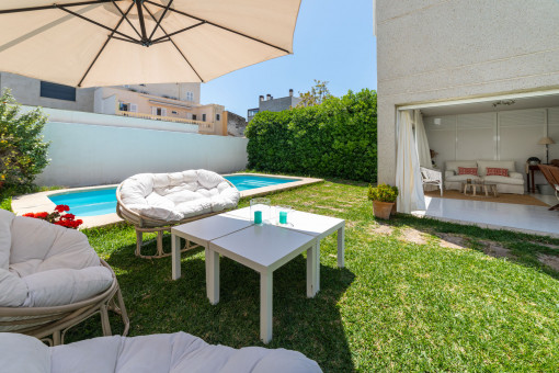 Schöner, privater Garten mit Pool