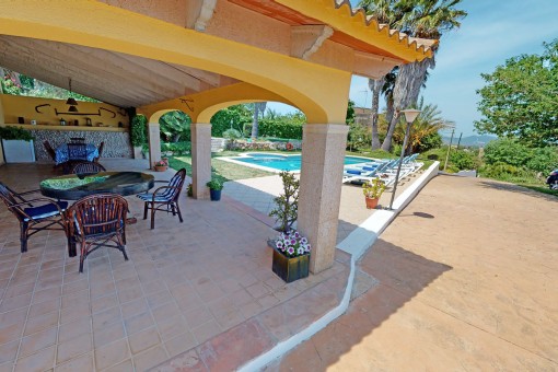 überdachte Terrasse mit Zugang auf die Sonnenterrasse und Pool 