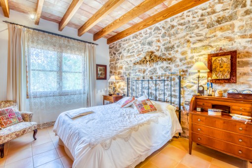 Schlafzimmer mit Natursteinwand