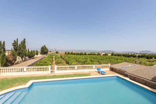 Pool mit Weitblick über die Landschaft