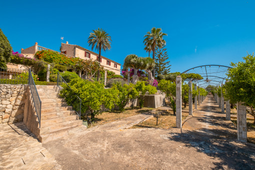 Außenansicht und Gartenbereich der Finca