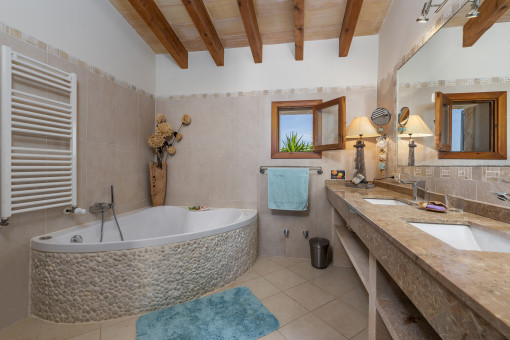 Badezimmer mit Eckbadewanne