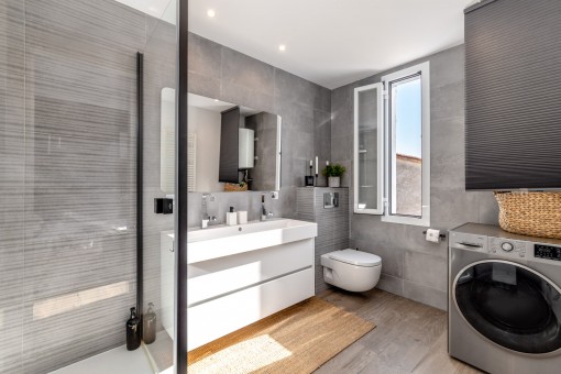 Badezimmer mit moderner Dusche