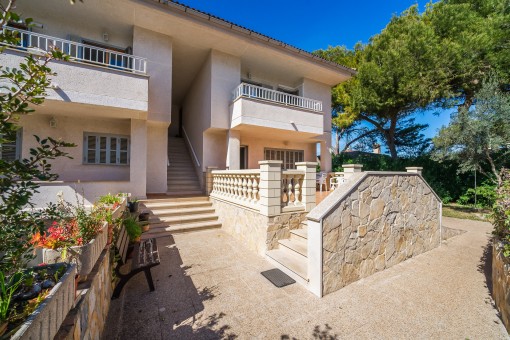 Mehrfamilienhaus auf großem Grundstück nur wenige Meter von der Playa de Muro entfernt
