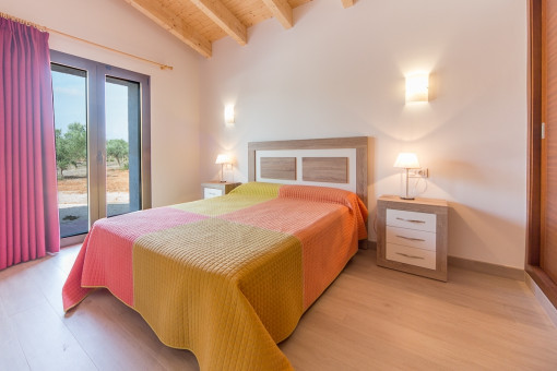 Freundliches Hauptschlafzimmer