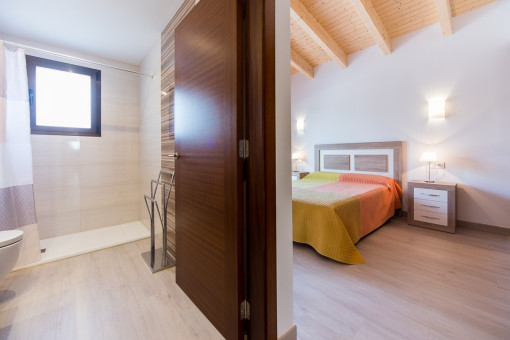 Hauptschlafzimmer mit Badezimmer en suite