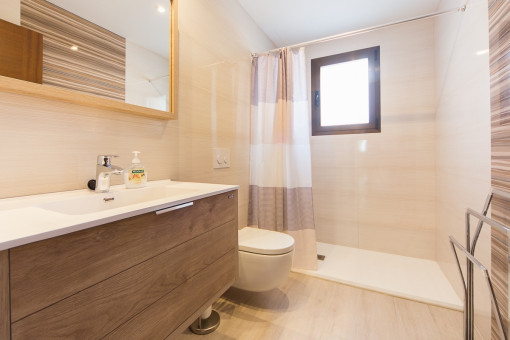 Helles Hauptbadezimmer mit großer Dusche