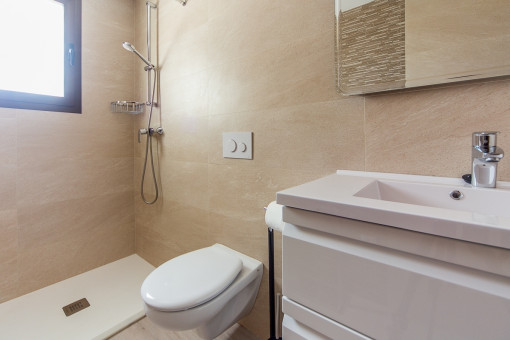 Zweites Badezimmer mit Dusche