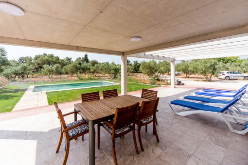 Überdachte Terrasse mit Essbereich
