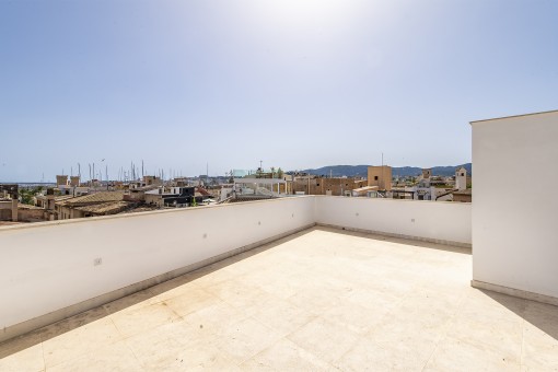 Sonnige Dachterrasse des Penthouses