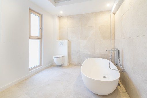 Elegantes Badezimmer mit Badewanne