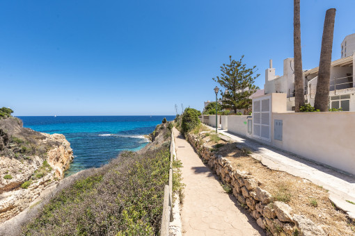 Sehr schöne kernsanierte Wohnung in erster Meereslinie in Cales de Mallorca