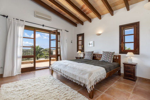 Schlafzimmer mit Zugang auf den Balkon