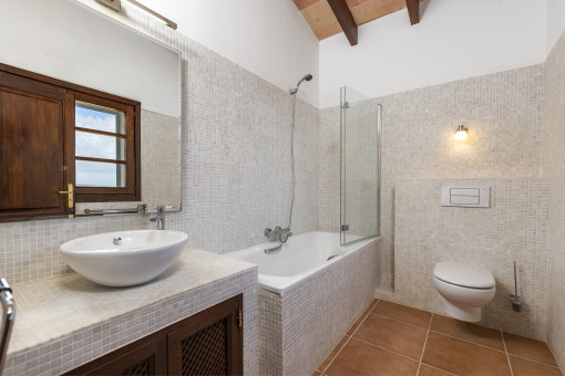 Badezimmer mit Badewanne