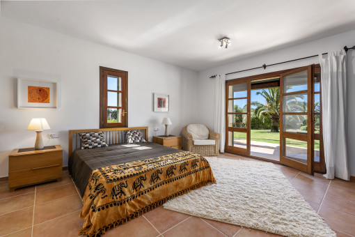 Gemütliches Schlafzimmer mit Zugang zum Garten
