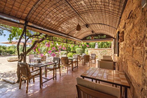 Überdachte Terrasse mit Essbereich