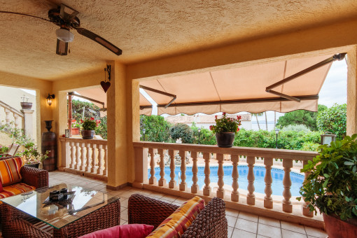 Überdachte Terrasse mit Blick über den Poolbereich