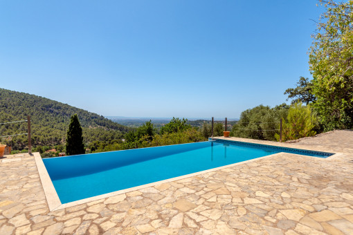 Atemberaubende, renovierte Finca mit spektakulärem Blick auf die Berge und die Bucht von Palma