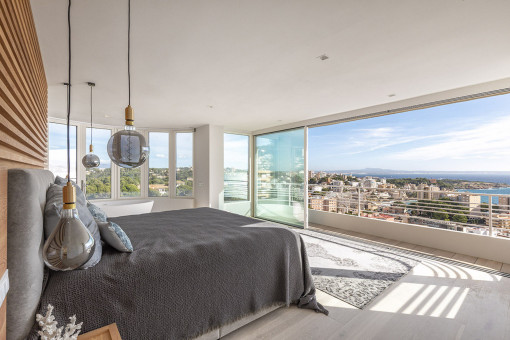 Hauptschlafzimmer mit Badewanne en Suite und Balkon
