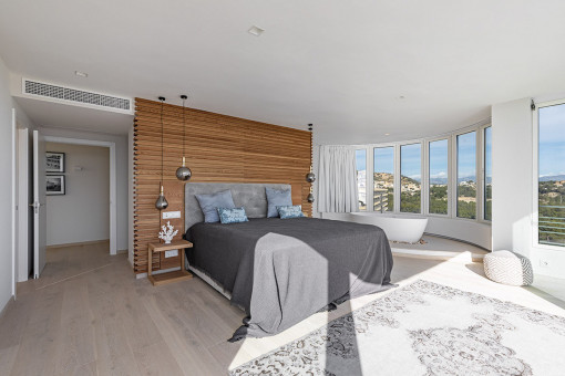 Hauptschlafzimmer mit Badewanne en Suite und Balkon