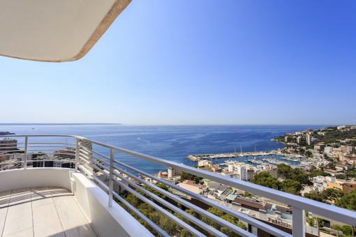 Eindrucksvoller Blick auf das Meer und den Hafen
