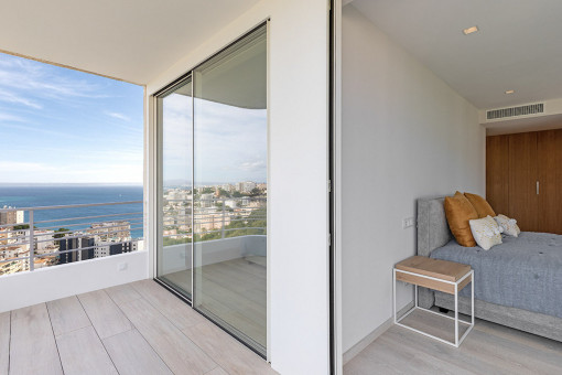 Weiters Schlafzimmer mit Balkon