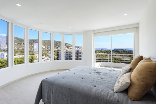 Weiters Schlafzimmer mit Balkon