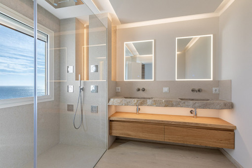 Badezimmer mit Dusche