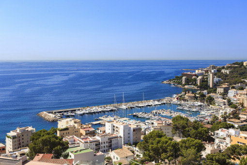 Eindrucksvoller Blick auf das Meer und den Hafen