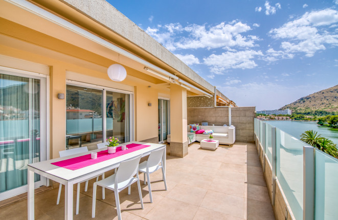 Modernisiertes Penthouse in ruhiger Gegend von Alcúdia mit malerischem Ausblick und Gemeinschaftspool