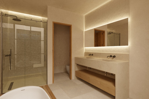 Nobles Badezimmer mit Dusche und Badewanne