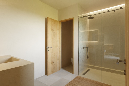 Nobles Badezimmer mit Dusche und Badewanne