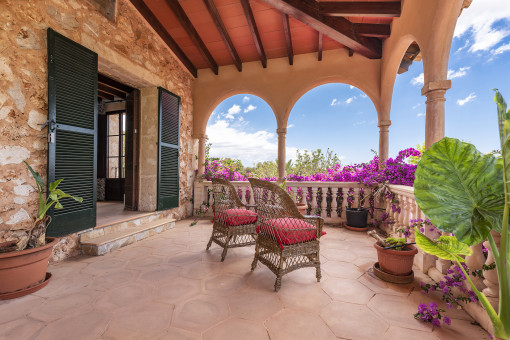 Romantische überdachte Terrasse
