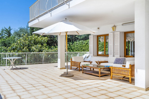 Große, überdachte Terrasse