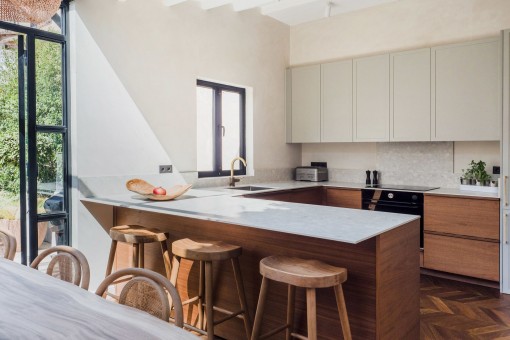 Moderne Küche mit Terrassenzugang 