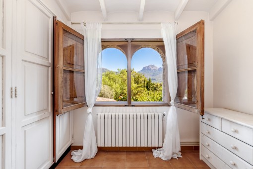 Schlafzimmer mit Aussicht auf die Berge