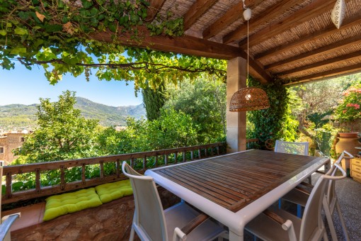 Überdachte Terrasse mit Ausblick