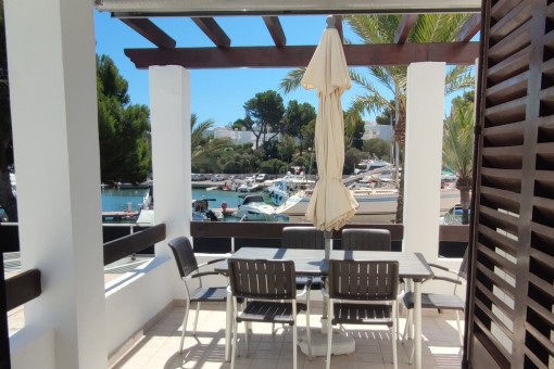 Schöne Wohnung mit großer Terrasse in erster Meereslinie direkt am Hafen von Cala d'Or
